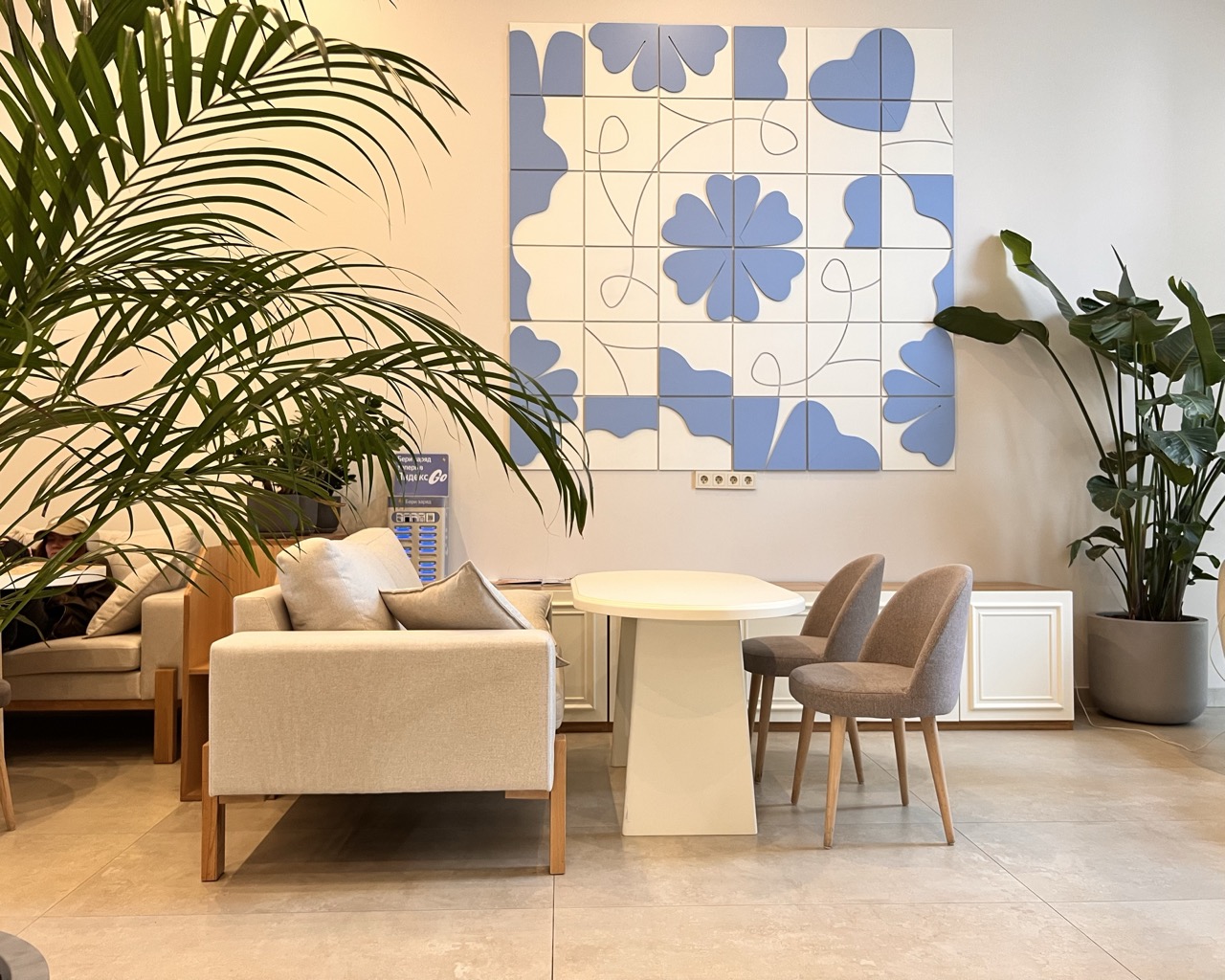 Действующая кофейня Winners — лаундж-зона с фирменной айдентикой