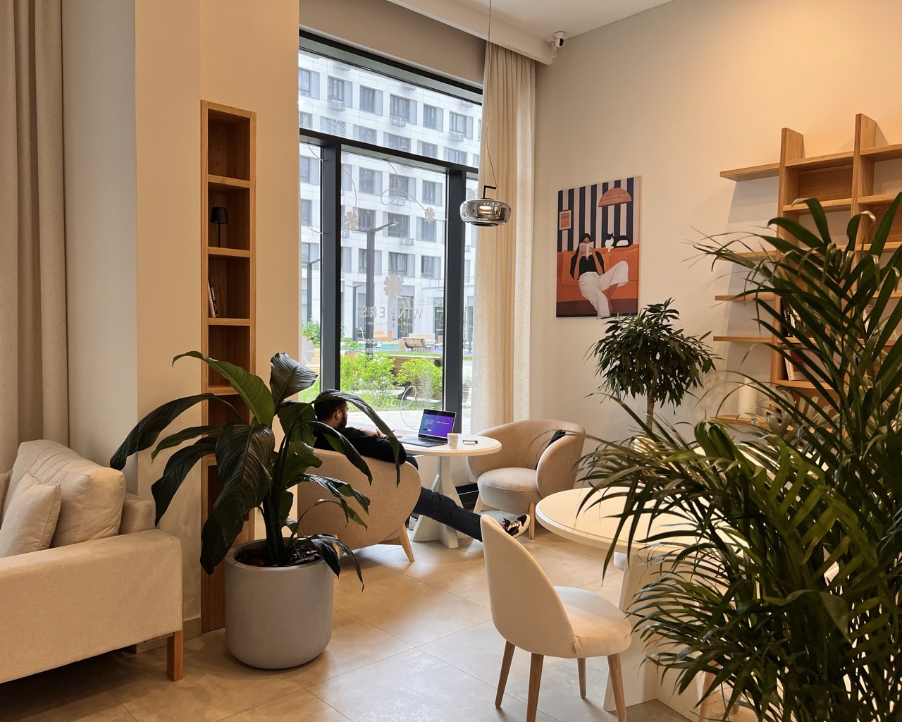 Действующий коворкинг Winners — резидент за работой у окна