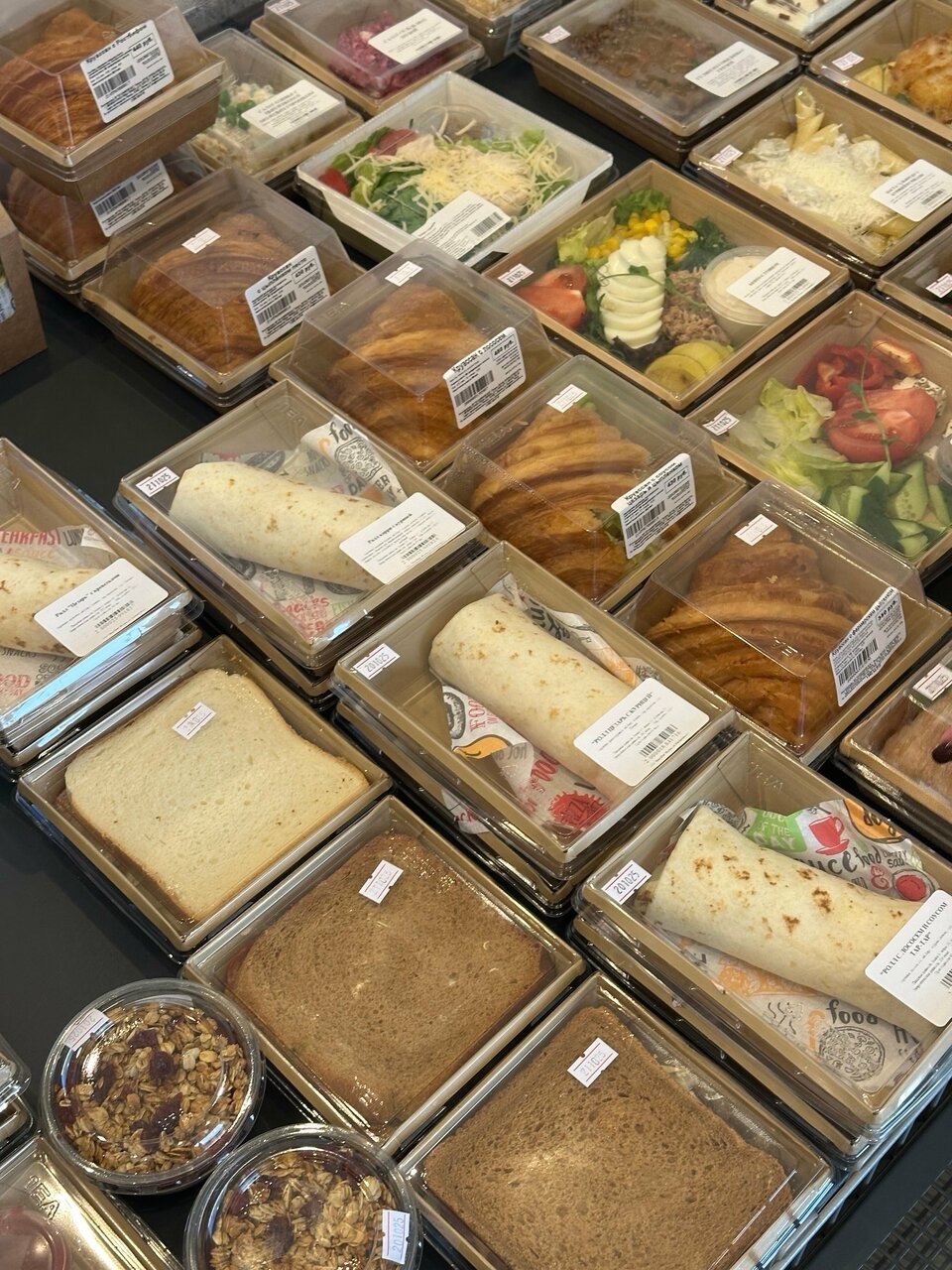 Витрина действующей кофейни Winners — выпечка, сэндвичи, готовая еда